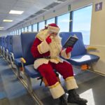 Papai Noel visita as Barcas e presenteia passageiros com livros