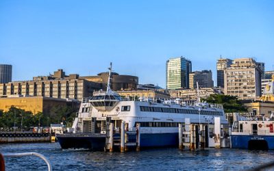 Barca na estação da Praça XV e ao fundo edifícios no centro histórico
 Local: Rio de Janeiro - RJ Data: 02/2021 Codigo:  06CHF459 Autor: Chico Ferreira